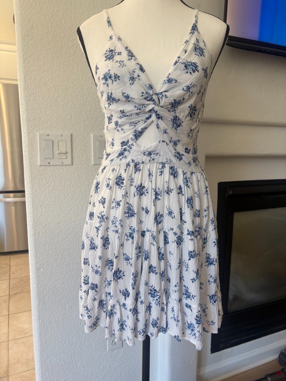 Angie Sleeveless Twist Front Floral Mini Dress Ivory Blue Keyhole Tiered S 2-6